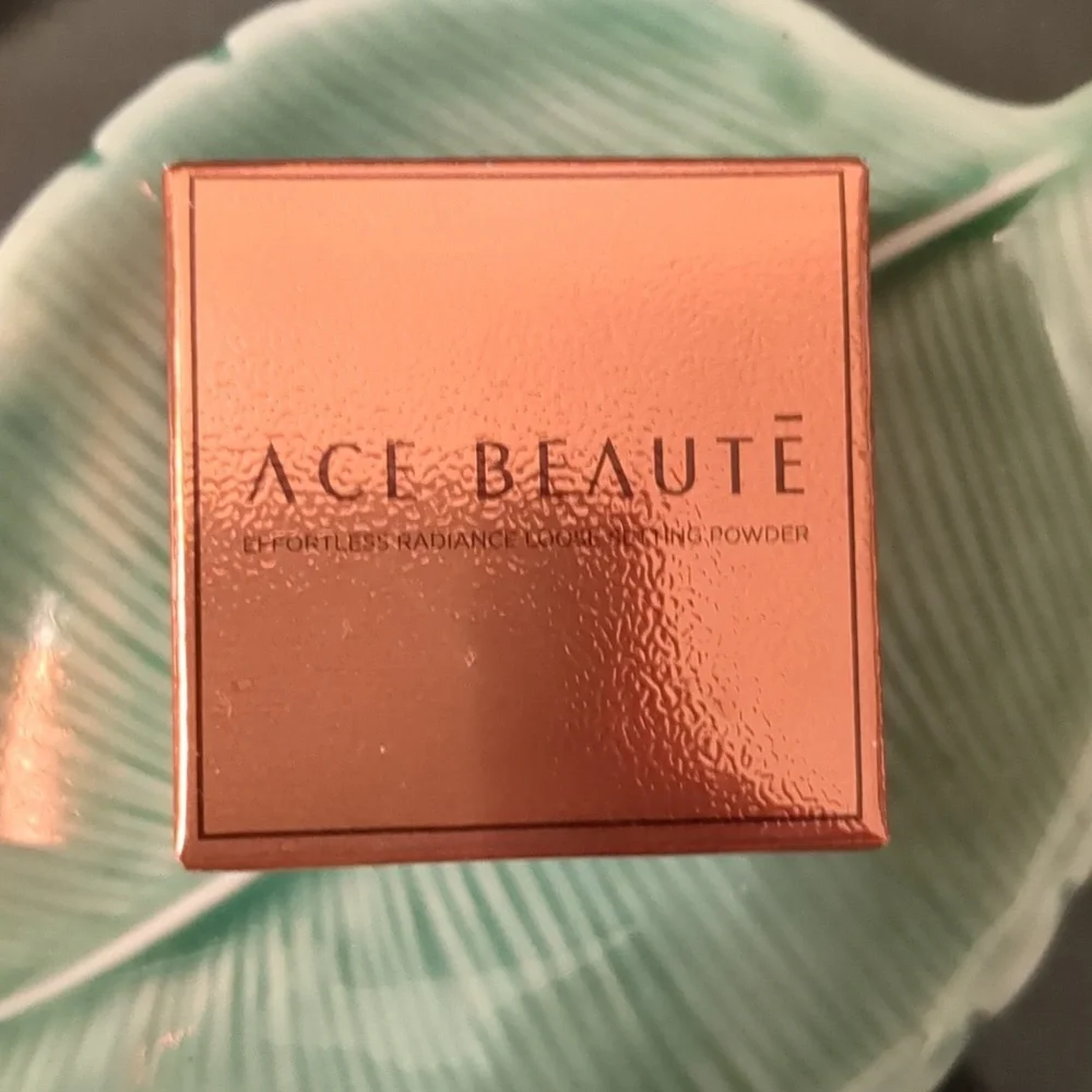 Loose Setting Powder - Picture 1 of 3